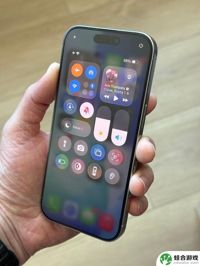 用户对苹果调整iOS 26液态玻璃设计褒贬不一