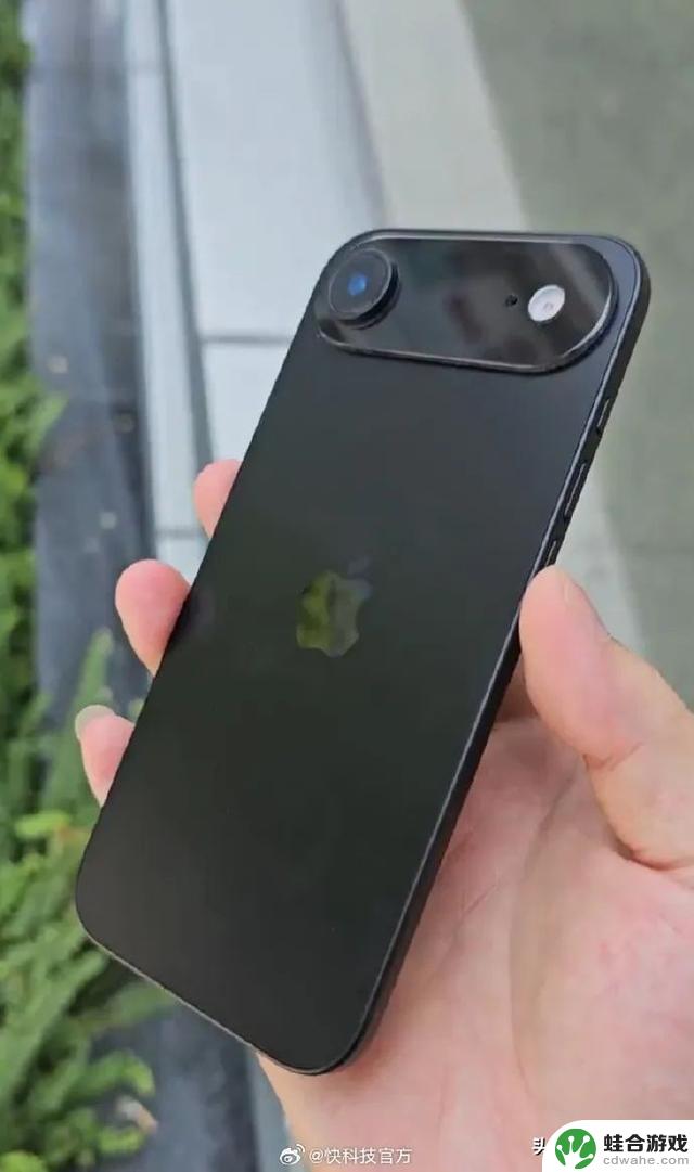 体积极小惊艳!iPhone 17 Air最新机模上手,史上最薄的5.5mm苹果手机登场