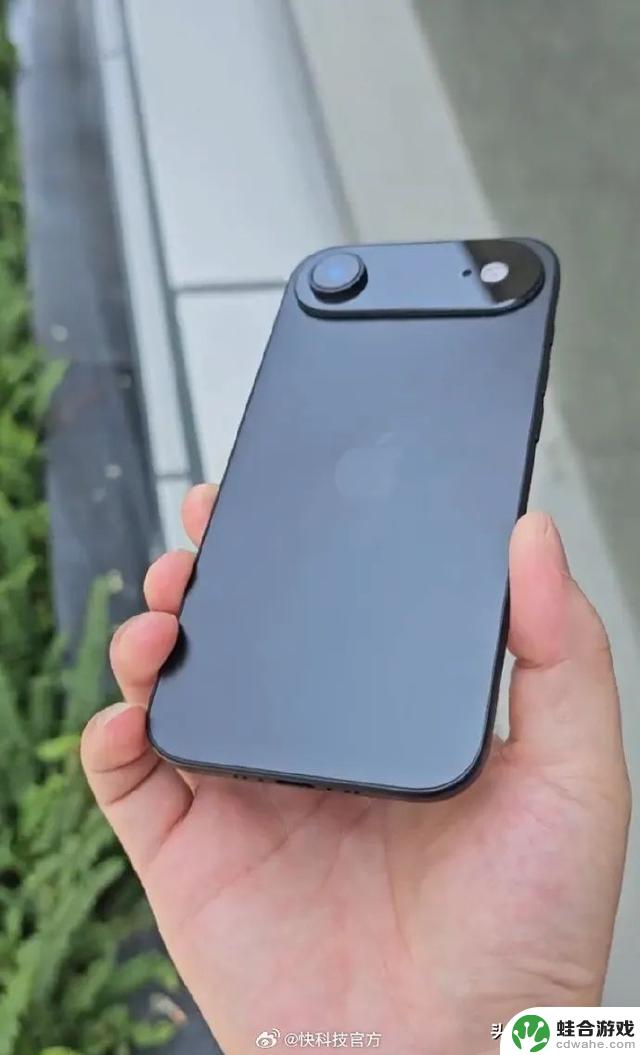 体积极小惊艳!iPhone 17 Air最新机模上手,史上最薄的5.5mm苹果手机登场