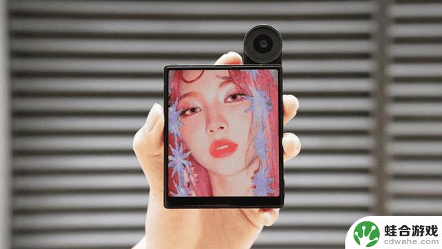 小折叠屏方块AI手机正式发布！离线AI服务成为最大亮点