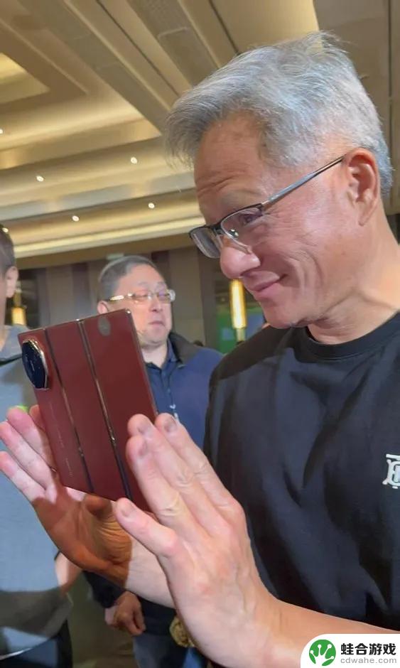 4万亿美元CEO使用的手机是什么？黄仁勋曝光手机：原生安卓系统，简洁干净无比