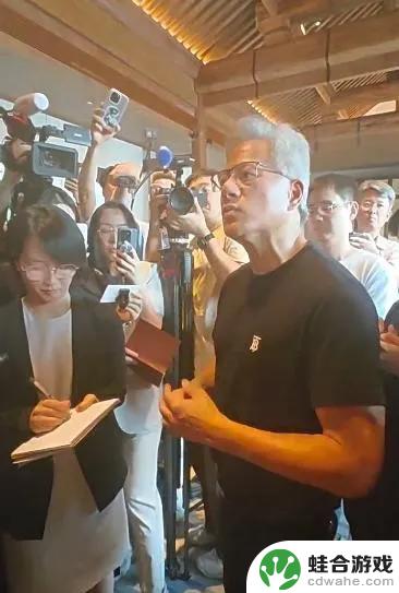 4万亿美元CEO使用的手机是什么？黄仁勋曝光手机：原生安卓系统，简洁干净无比