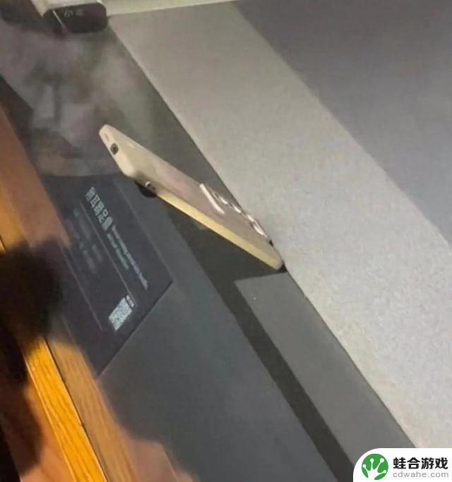 文物展柜中发现一部手机？有人答复了