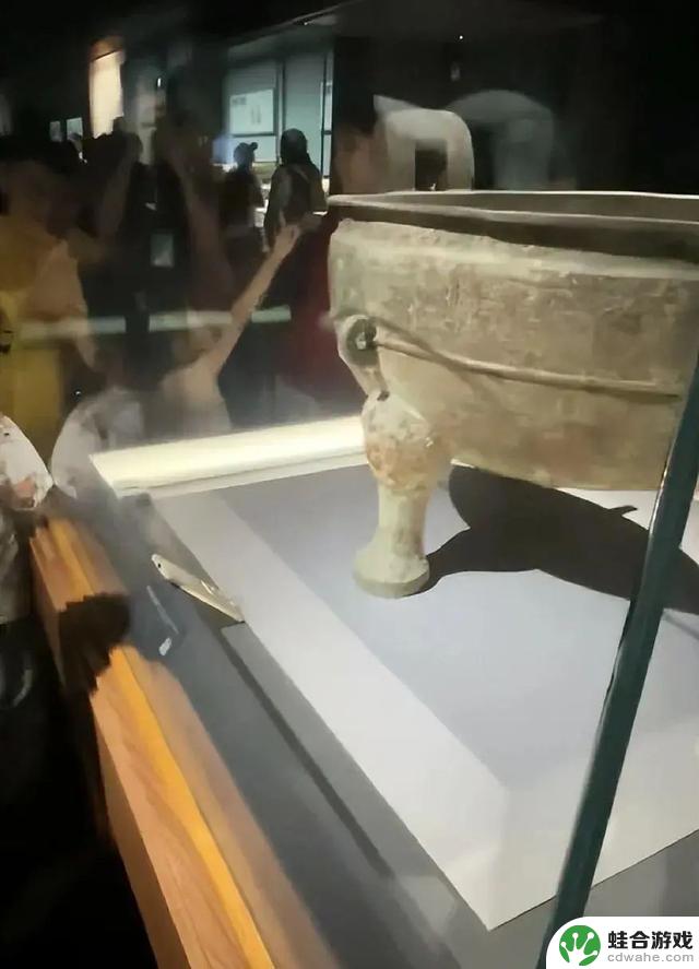 文物展柜中发现一部手机？有人答复了