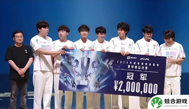 Cryin称左手是LPL“行走的门票”,表示他所在的队伍几乎稳进世界赛!