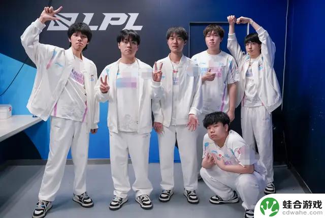 Cryin称左手是LPL“行走的门票”,表示他所在的队伍几乎稳进世界赛!