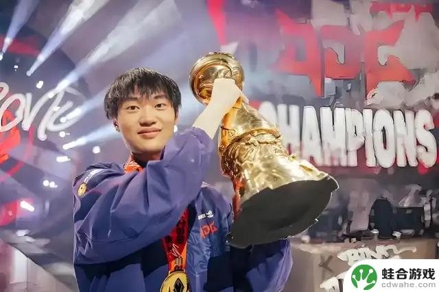 Cryin称左手是LPL“行走的门票”,表示他所在的队伍几乎稳进世界赛!