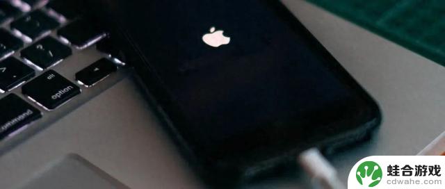 突破限制！iPhone 实现降级 iOS 14/15，意义深远