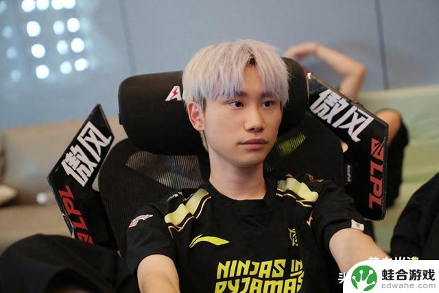 NIP3-2战胜FPX,成功晋级季后赛!leave在团战中大放异彩,Jiejie频繁犯错